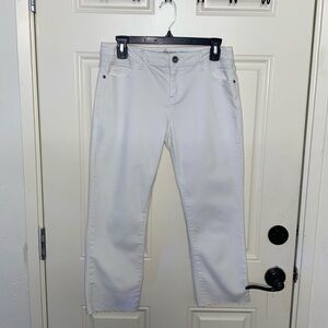 SIMPLY VERA WANG WHITE ROLL CUFF CAPRI JEANS. SIZE 6